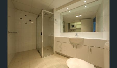 Prime Location � Walk to Hospital & Woden! - Photo 2