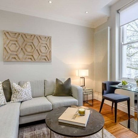 A one double bedroom apartment situated on the second floor of a gorgeous private block. EPC rating: C | Council Band D - Photo 1