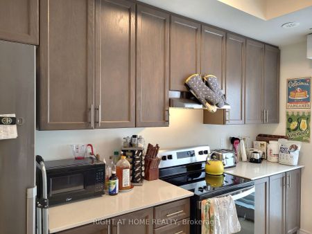 Condo Townhouse For Lease | E9284070 - Photo 2