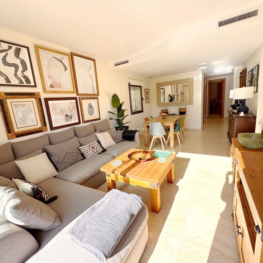 Impecable apartamento de tres dormitorios para alquiler de larga temporada en Pueblo del Río, Marbella Este - Foto 1