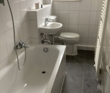 Frisch Renovierte 2 Zimmer Wohnung mit Balkon - Photo 1