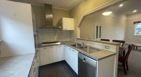 Tidy Two Bedroom - Photo 2