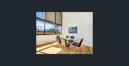 Large fully furnished dual level three bedroom apartment for rent!! - Photo 3