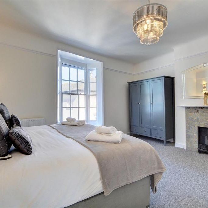 4 bedroom flat to rent - Photo 1