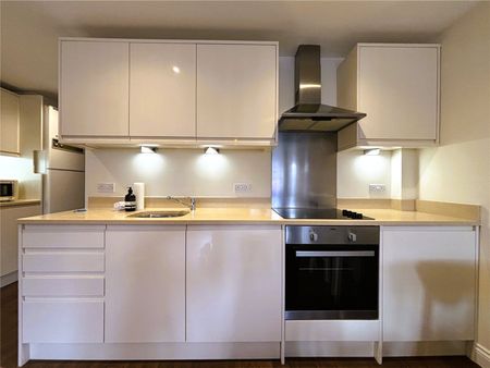 Sullivan Close, Farnborough, GU14 - Photo 2