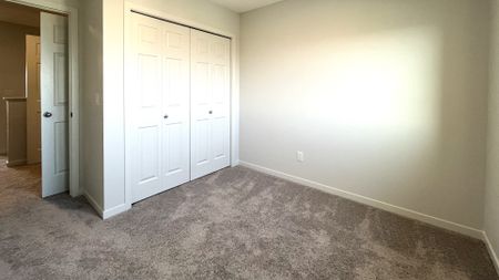 Modern 3 Bed Main Floor With In Suite Laundry - Photo 3