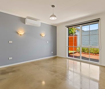 CONTEMPORARY SINGLE LEVEL VILLA IN THE HEART OF MOUNT WAVERLEY - Photo 1