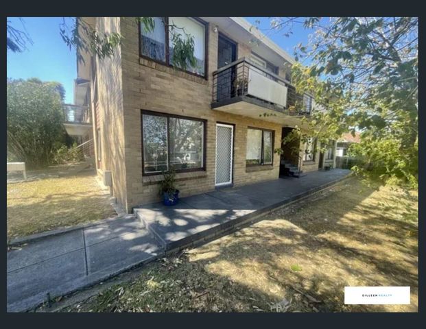 Prime Location! - Photo 1