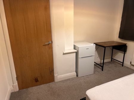Room in a Shared House, Stanford Road, LU2 - Photo 4
