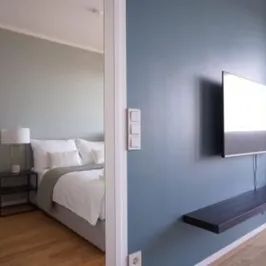 Stilvoll möblierte 2-Zimmer-Wohnung mit Loggia im Marina Tower - Photo 2