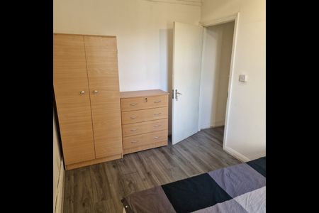 4 Bed Terraced House, Kingsdown Road, E11 - Photo 2