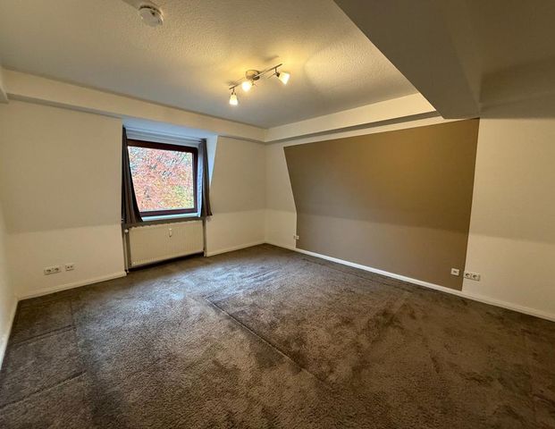 Moderne 3 Zimmer Dachgeschosswohnung mit Balkon und EBK - Foto 1