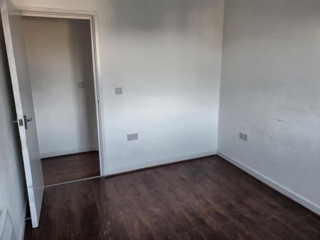 2 bedroom block of apartments to rent - Photo 2