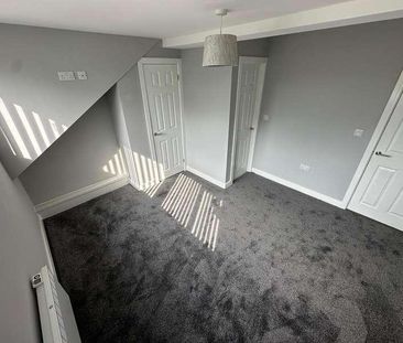 Flat B, Cross Green Crescent, Leeds, LS9 - Photo 2