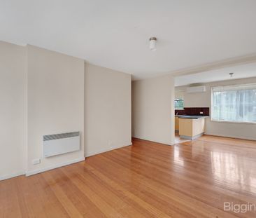 Freshly Painted Ground Floor Unit in Prime Maribyrnong Location - Photo 2