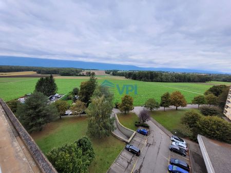 Bright 4-room apartment on 4th floor with balcony and parking in Meyrin - Photo 5