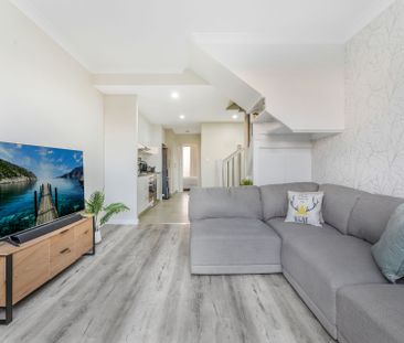 Spacious Two-Storey Apartment - Walk to Station - Photo 1