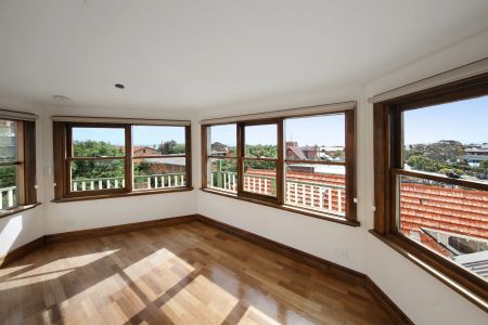 LARGE ENCHANTING PERIOD HOME - Photo 3