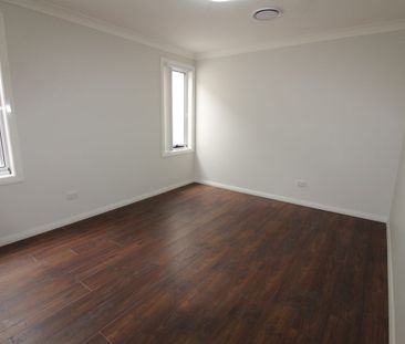 5 Bedroom Residence in The Ponds for Lease! - Photo 4