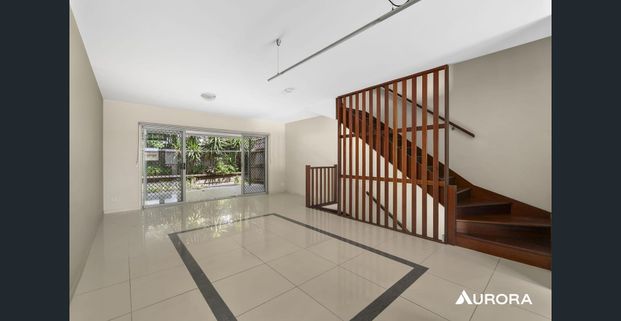 Spacious & Modern Tri-Level Home in Annerley – A Must to Inspect - Photo 1