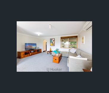 Quiet Cul-De-Sac Living in the Heart of Swansea - Photo 2