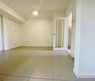 Little Close - Photo 3