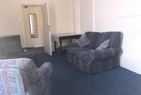 4 bedroom flat to rent - Photo 2