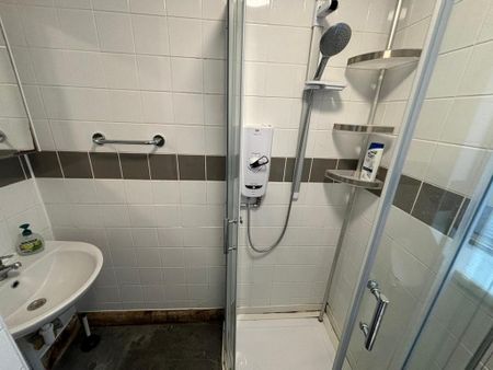 1 bedroom in a house share to rent - Photo 2