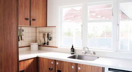 Sunny Elevated Home Near Tahunanui Beach – Privacy, Views and Character - Photo 4