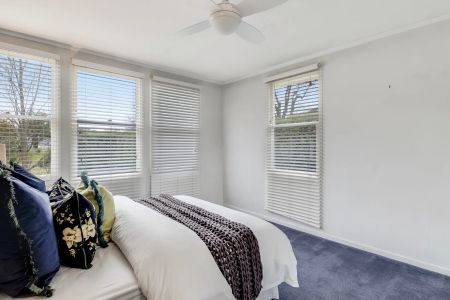 Charming Three-Bedroom Cottage in Quiet Narrabundah Street - Photo 4