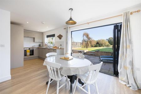 2 bedroom semi-detached bungalow to rent - Photo 5