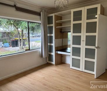 Spacious 4-Bedroom Home with Separate Bungalow – Ideal for Large Fa... - Photo 6