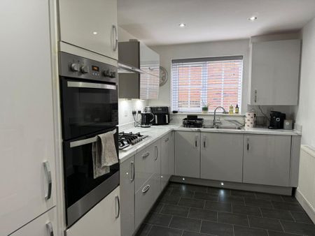 3 bedroom semi-detached house to rent - Photo 3