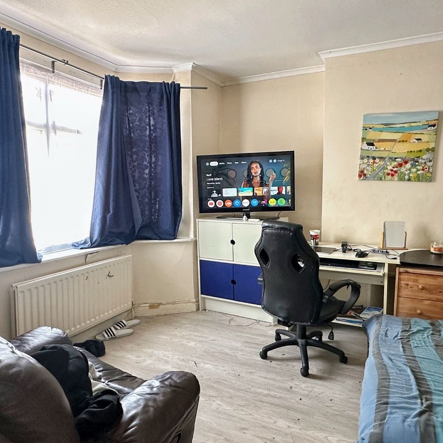 Room in a Shared House, Burgess Road, SO16 - Photo 1
