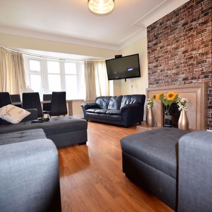 6 bedroom Flat in Otley Road, Leeds - Photo 1