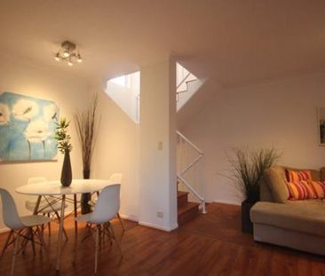 SPACIOUS TOWNHOUSE - GREAT LOCATION - Photo 3