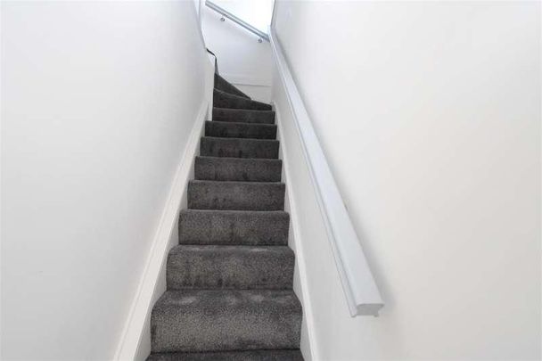 Greenroyd Avenue, Cleckheaton, BD19 - Photo 1