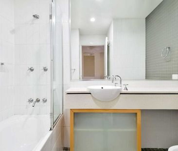 Modern & Spacious 3 Bedroom Apartment with Double Garage in the Por... - Photo 4