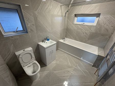 Vicarage Farm Road, Hounslow - Photo 2