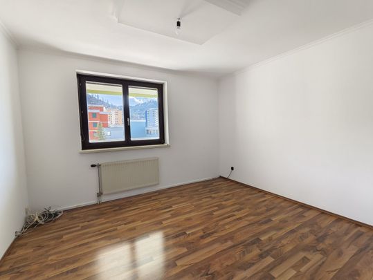 Sonnige 4-Zimmer-Wohnung mit Balkon, Kamin & Tiefgaragenplatz - Photo 1