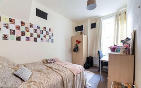 3 bedroom flat to rent - Photo 3