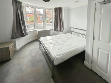 1 bedroom in a house share to rent - Photo 2