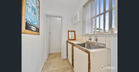 A LIGHT FILLED LITTLE GEM! - Photo 2