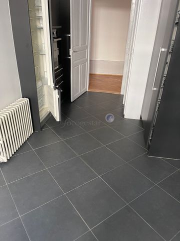 A LOUER DANS UN IMMEUBLE ANCIEN DE LA VIEILLE VILLE, - Photo 3