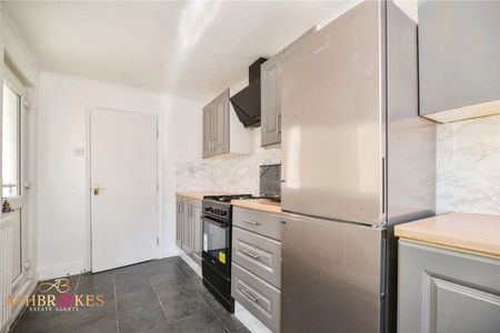 3 Bedroom Terraced - Photo 2