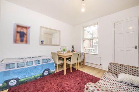 3 bed House - Mid Terrace To Let - Photo 5