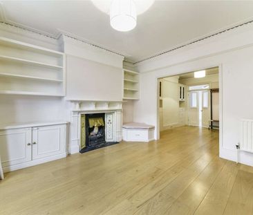 Immaculately presented five bedroom family home, between the commons. - Photo 2