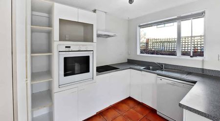 Five Bedroom Two Bathroom In Riccarton Available Now - Photo 2