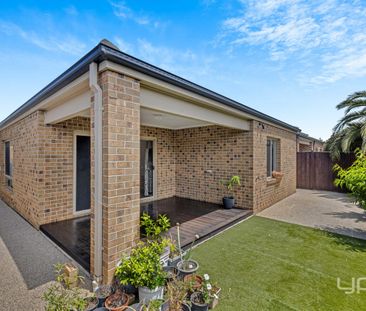 Park-Facing Family Home in Prestigious Alamanda School Zone !! - Photo 6