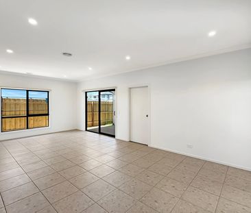 🏡 Brand New 4-Bedroom House in Eynesbury - $350pw - Photo 1